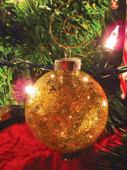 DIY Glitter Ornaments With Hairspray
 Two easy DIY ornaments