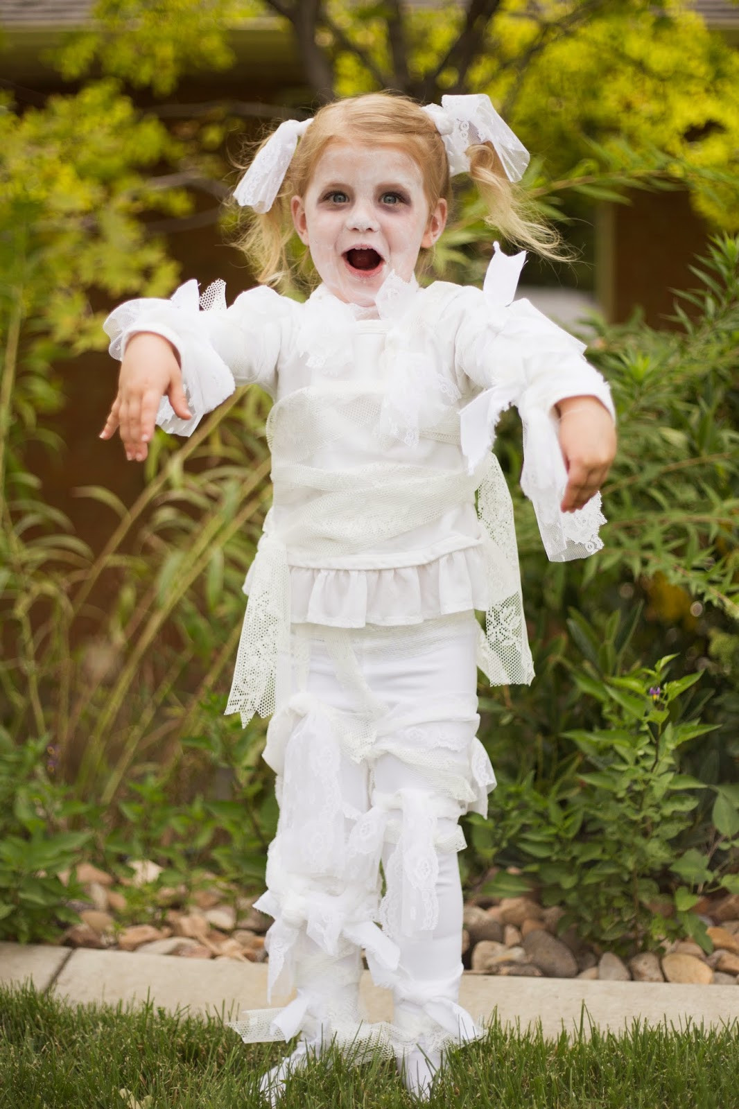 DIY Halloween Costumes Girl
 do it yourself divas DIY Little Girl Lace Mummy