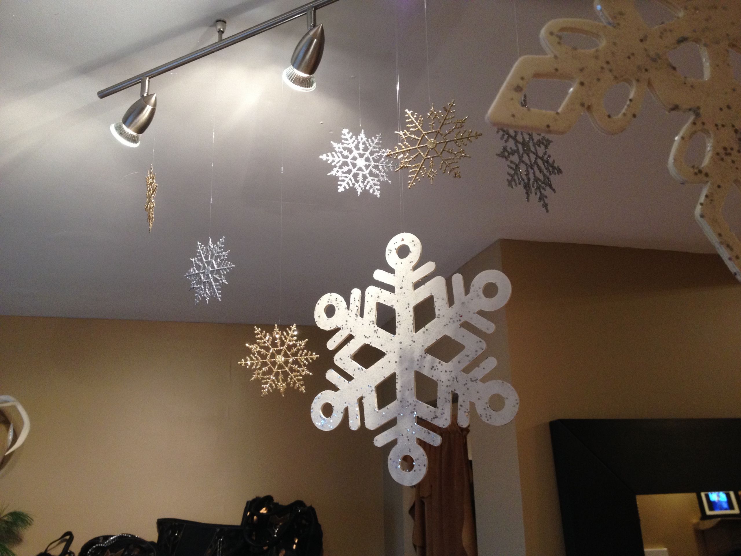 DIY Hanging Decorations
 DIY Holiday Decorating Ideas