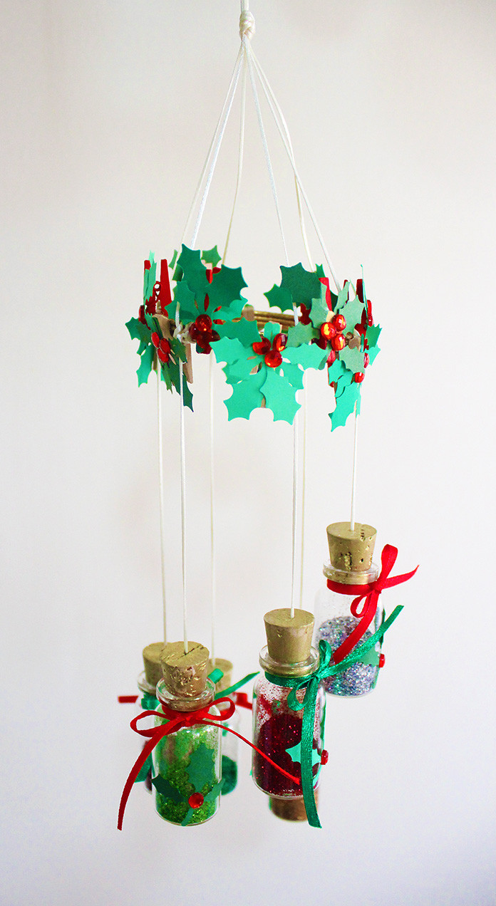 DIY Hanging Decorations
 30 Hanging Christmas Decoration Ideas
