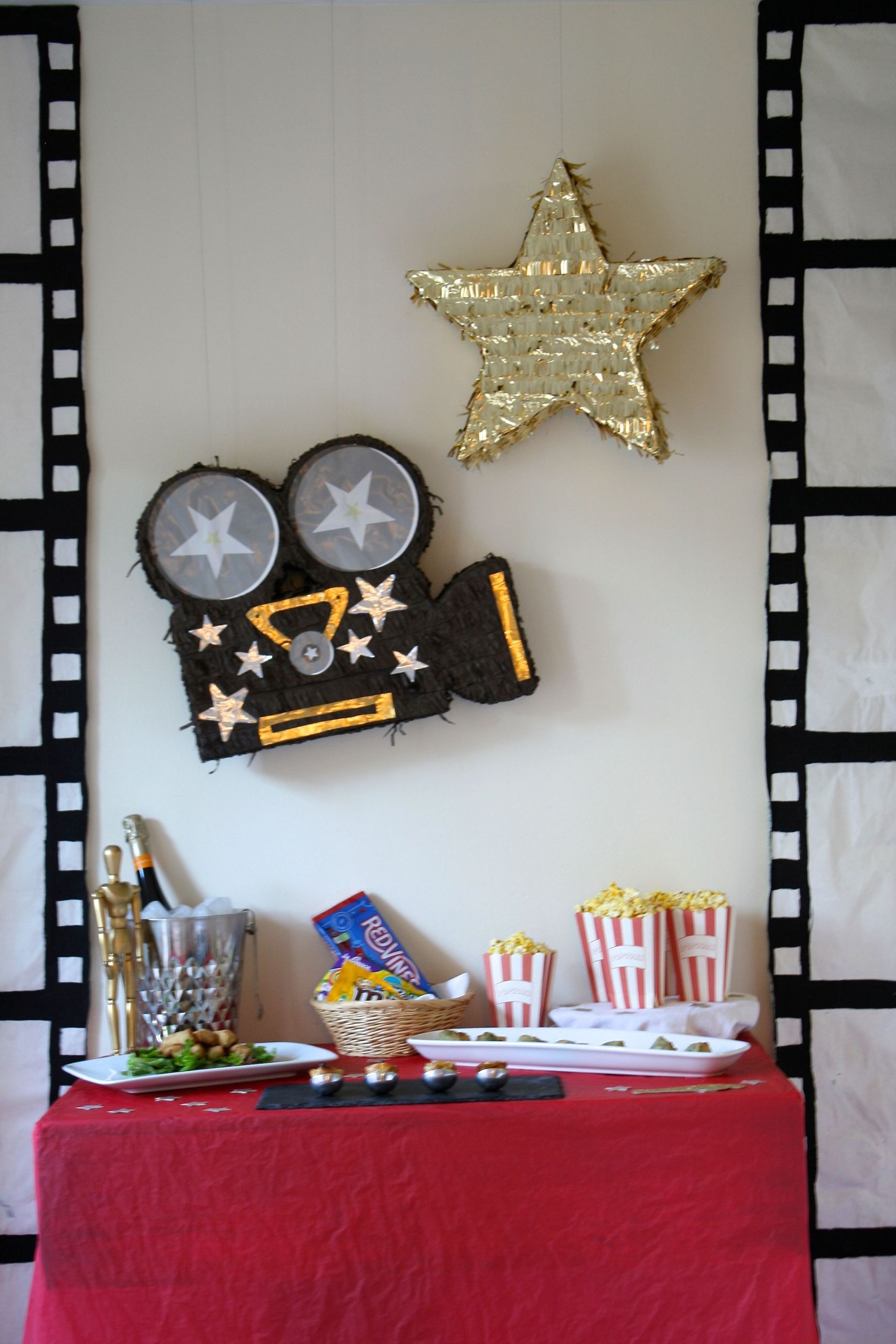 DIY Hollywood Party Decorations
 Oscar party buffet with film strips and movie themed