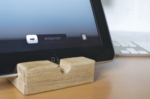 DIY Ipad Stand Wood
 Cheap And Easy DIY Wooden iPad Stand Shelterness