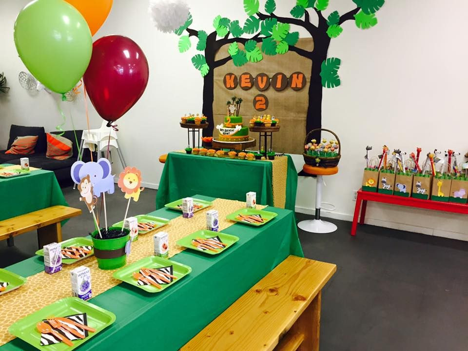 DIY Jungle Party Decorations
 Jungle themed birthday party with DIY decorations goo