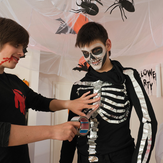DIY Kids Skeleton Costume
 5 ideas for kids Halloween party decorations tutorials