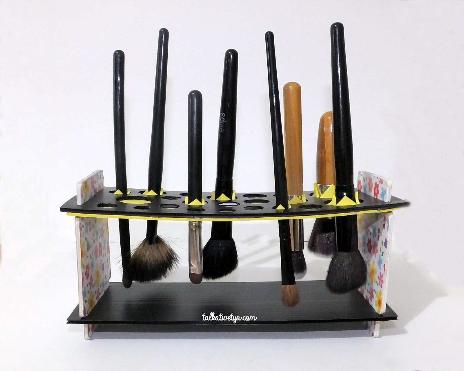 DIY Makeup Brush Drying Rack
 [DIY] Makeup Brush Drying Rack Keringkan brush makeup