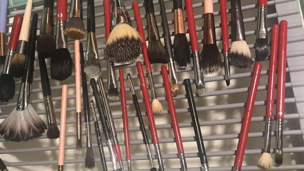 DIY Makeup Brush Drying Rack
 This Makeup Brush Drying Rack Hack Is Seriously Genius