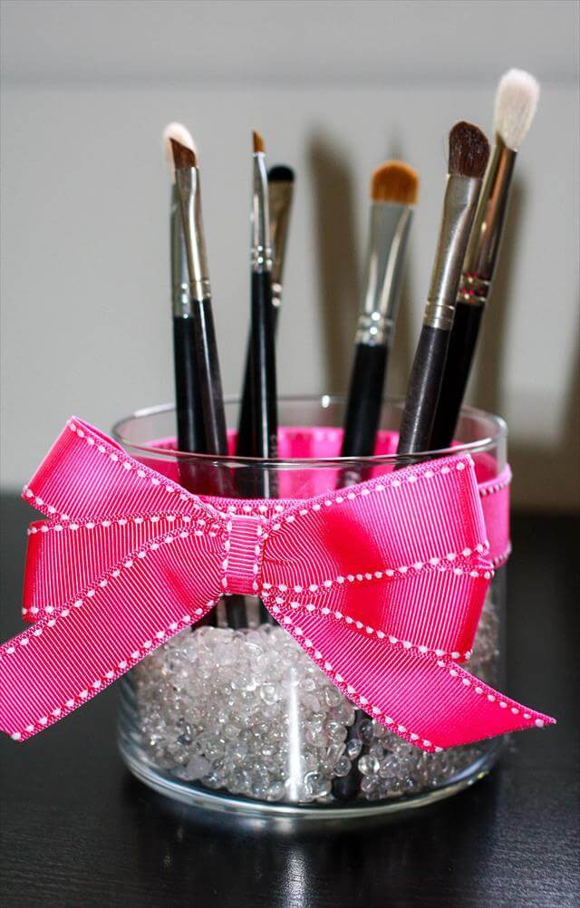 DIY Makeup Brush Organizer
 11 DIY Homemade Makeup Box Ideas