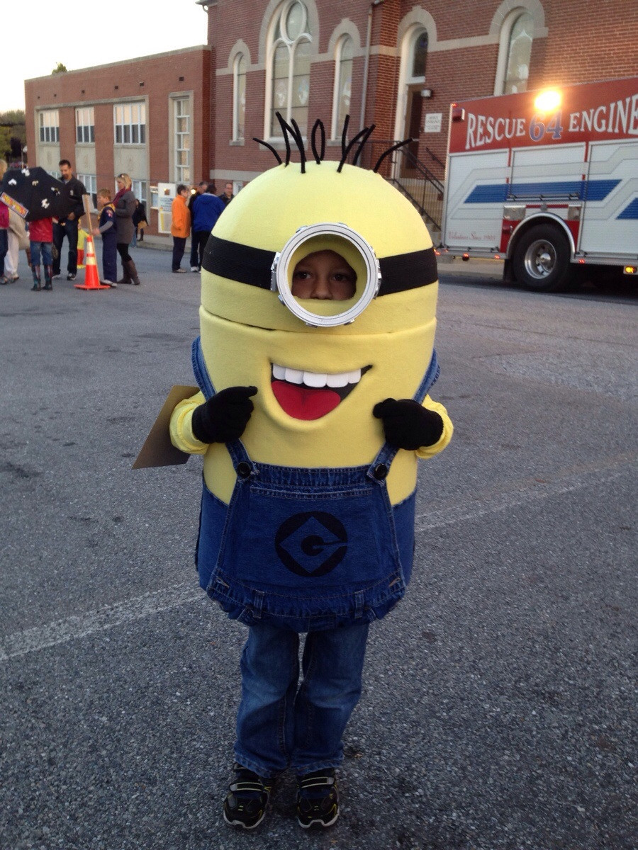 DIY Minion Costume Toddler
 My wife and I made our son a minion costume for Halloween