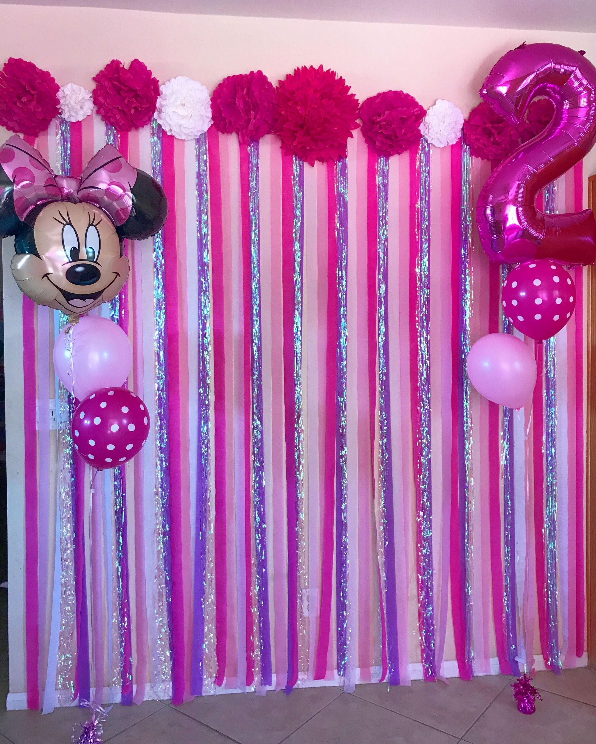 DIY Minnie Mouse Party Decorations
 DIY Minnie Mouse themed photo streamer wall