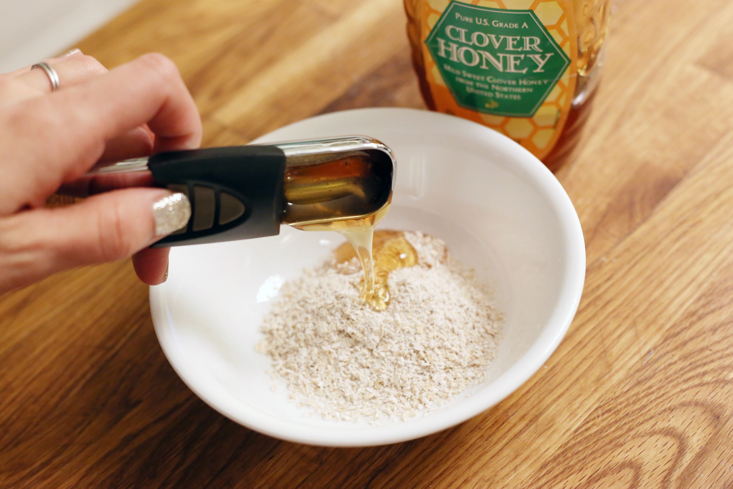 DIY Oatmeal Mask
 How to Make an Easy Three Step Oatmeal Facial Mask