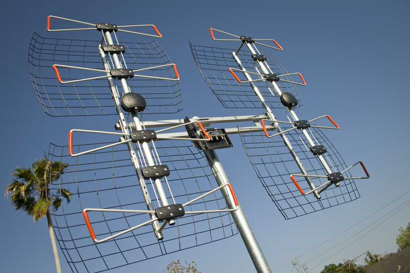 DIY Outdoor Antenna
 Antennas Direct DB8e Ultra Long Range Antenna Review