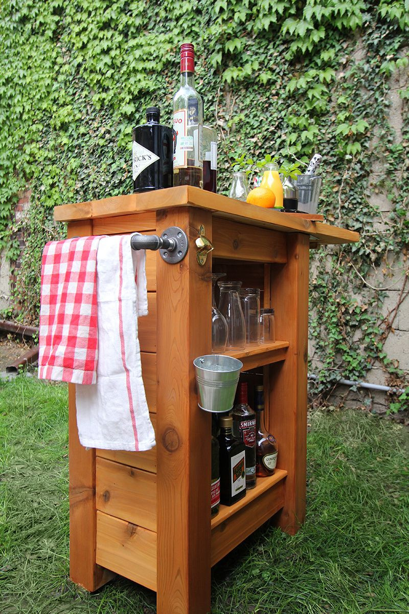 DIY Outdoor Bar Cart
 Merry Mag DIY Outdoor Bar