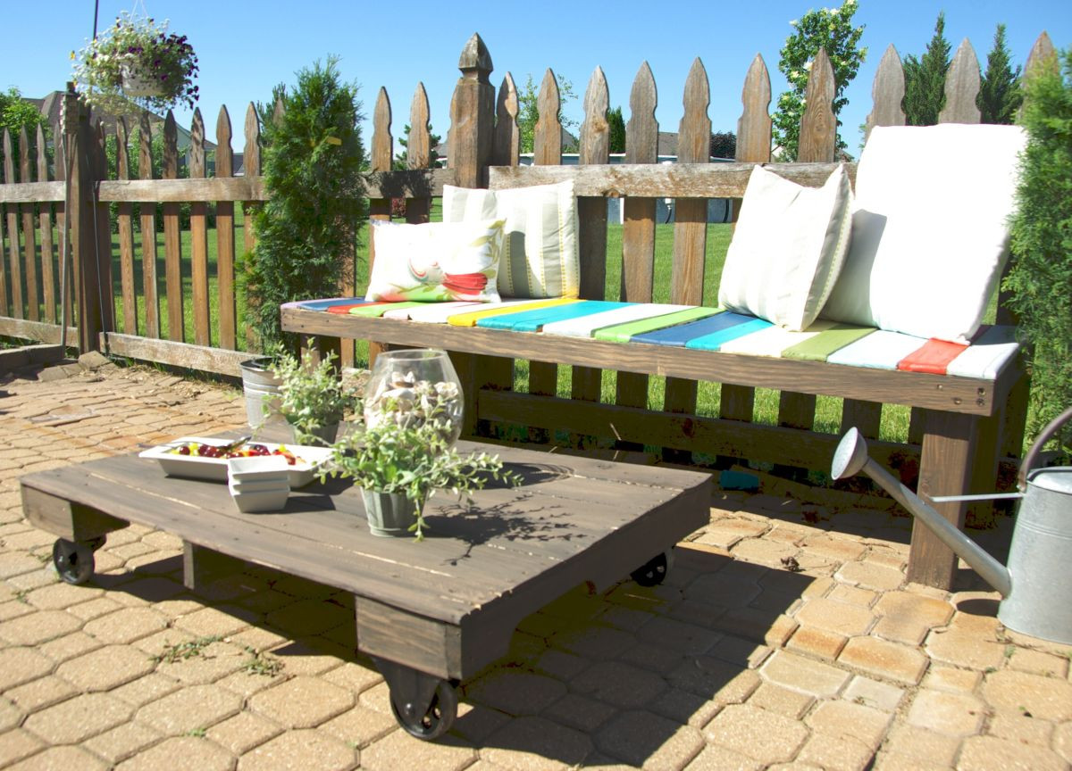 DIY Outdoor Coffee Table
 Maximize Your Outdoor Space With A Pallet Coffee Table