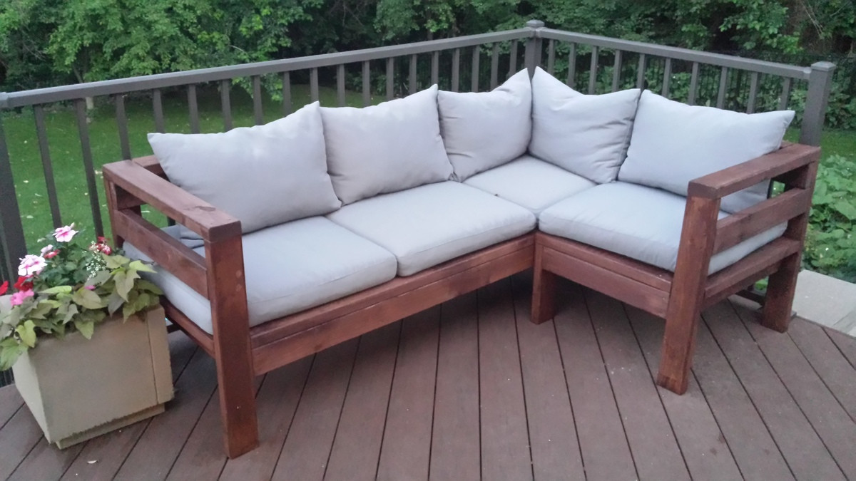 DIY Outdoor Couch
 Ana White
