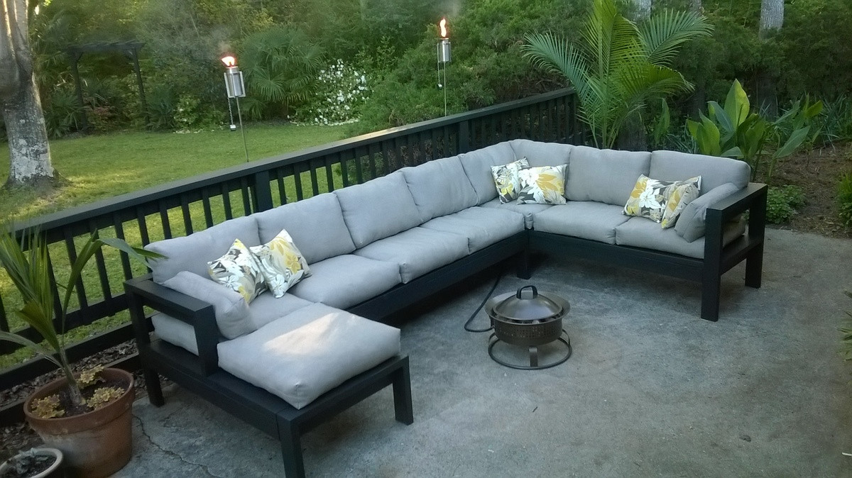 DIY Outdoor Couch
 Ana White