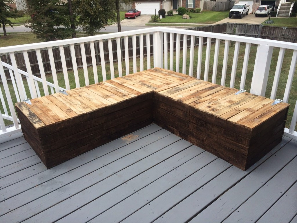 DIY Outdoor Couch
 DIY Pallet Sectional for Outdoor Furniture Like The Yogurt