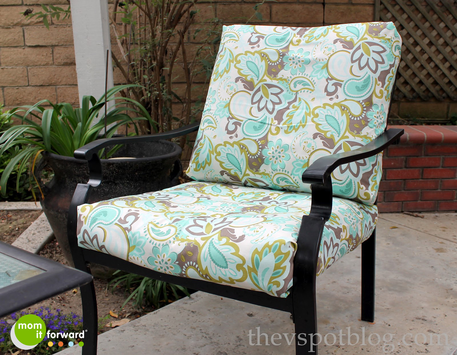 DIY Outdoor Couch Cushions
 DIY How to Recover Outdoor Furniture With a Glue Gun