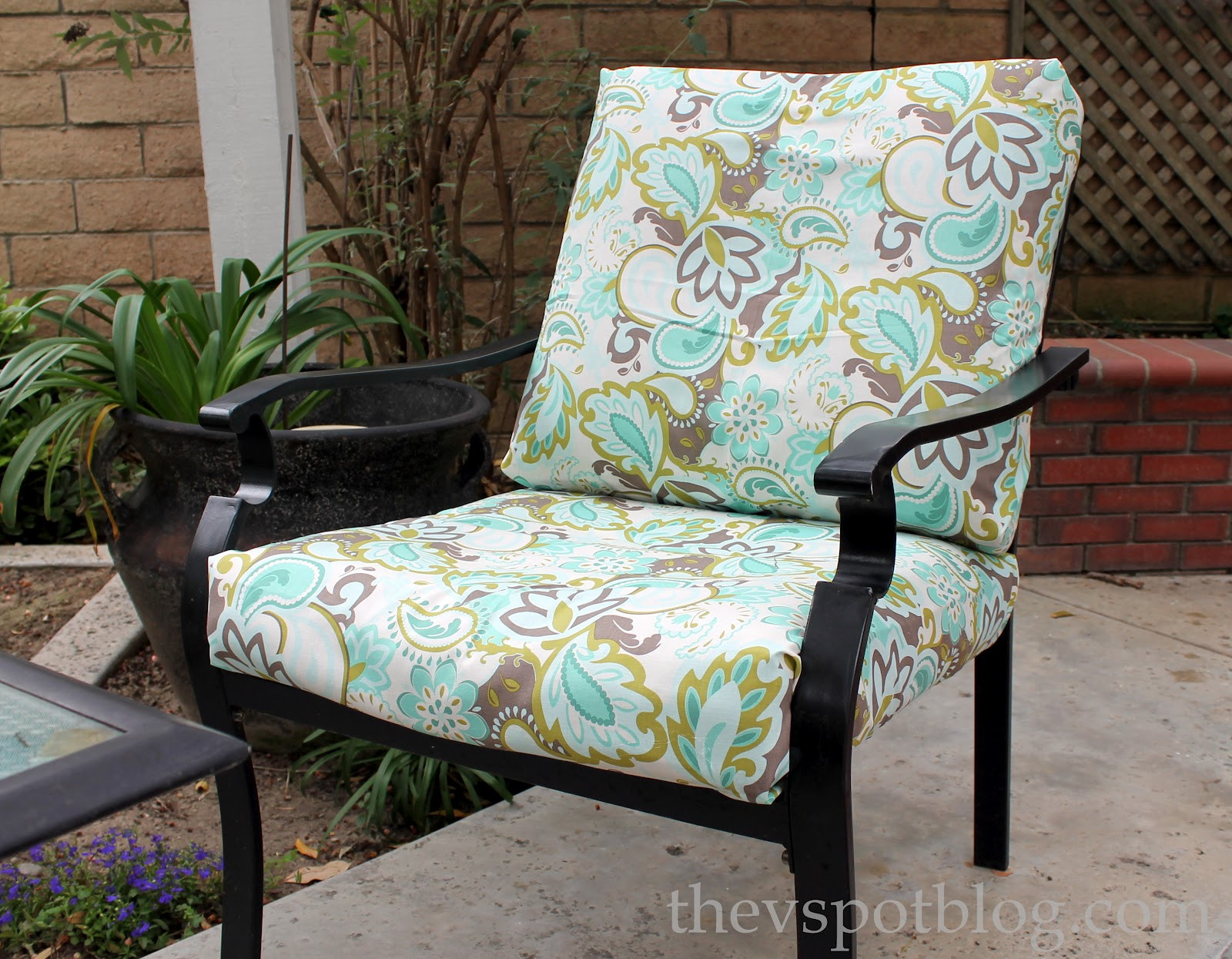 DIY Outdoor Cushions No Sew
 Recover your Outdoor cushions No Sewing