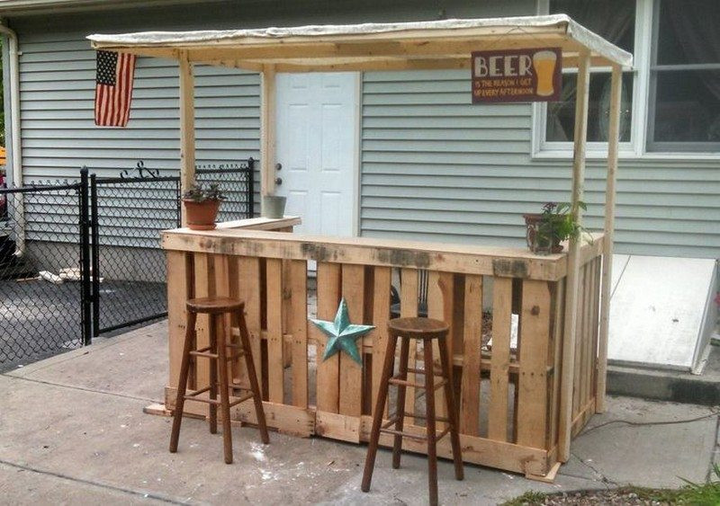 DIY Outdoor Pallet Bar
 DIY Pallet Outdoor Bar and Stools