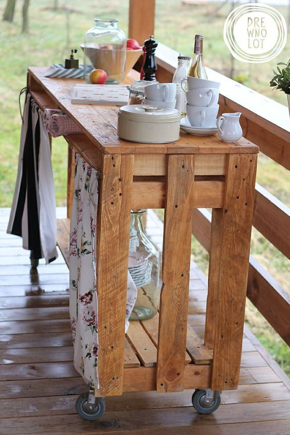 DIY Outdoor Pallet Bar
 DIY Pallet Outdoor Bars You Can Whip Up In No Time