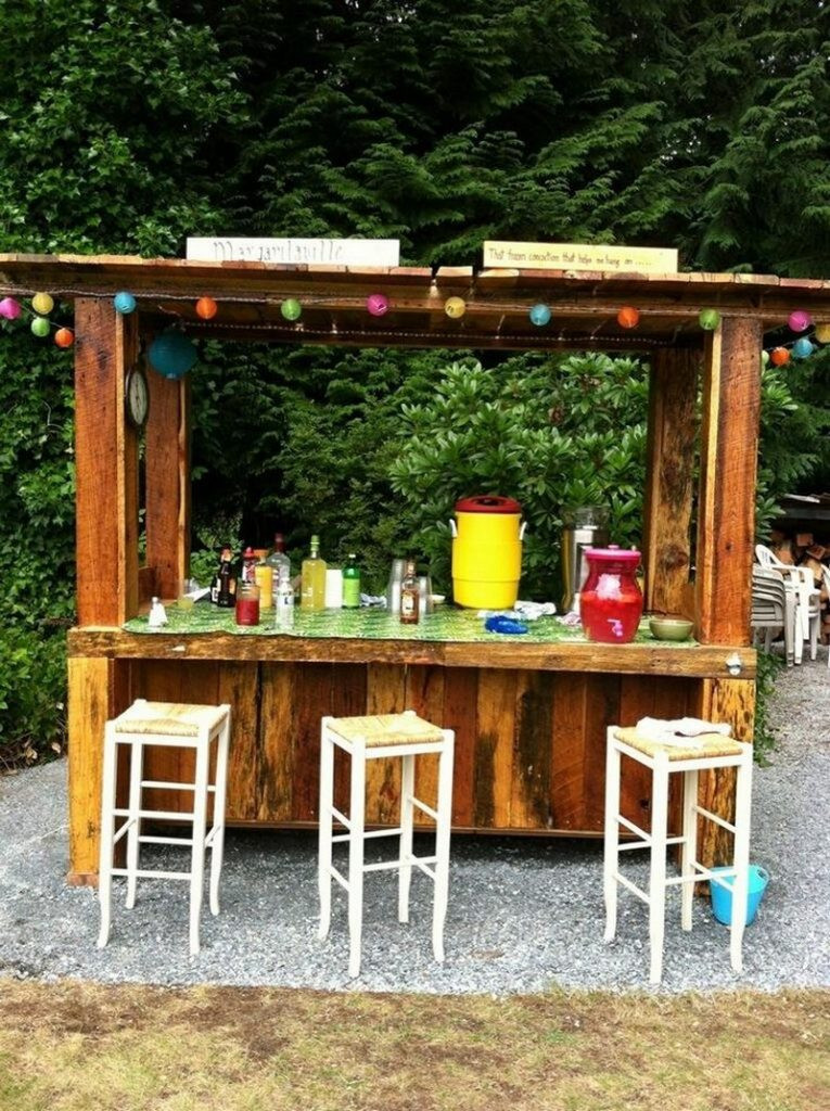 DIY Outdoor Pallet Bar
 DIY Pallet Outdoor Bar and Stools