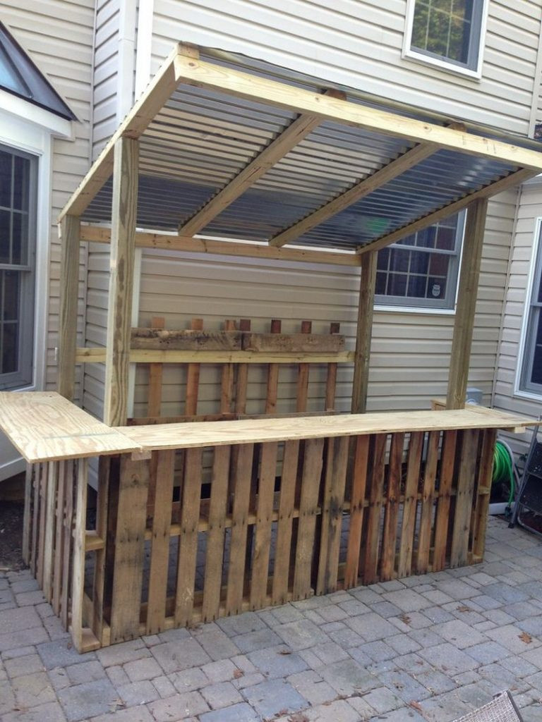 DIY Outdoor Pallet Bar
 DIY Pallet Outdoor Bar and Stools