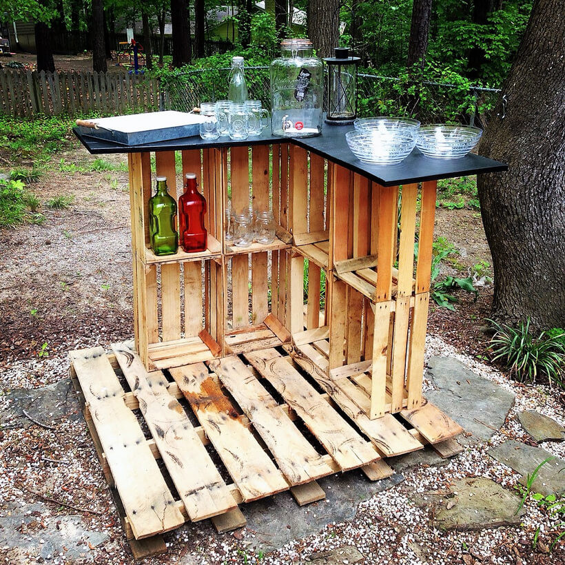 DIY Outdoor Pallet Bar
 Awesome Ideas for Wood Pallets Made Bars