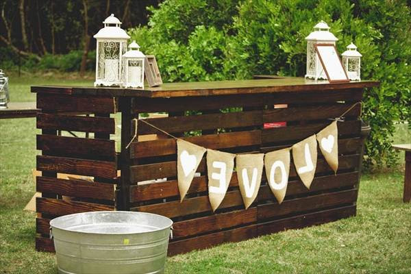 DIY Outdoor Pallet Bar
 DIY Pallet Outdoor Bars You Can Whip Up In No Time