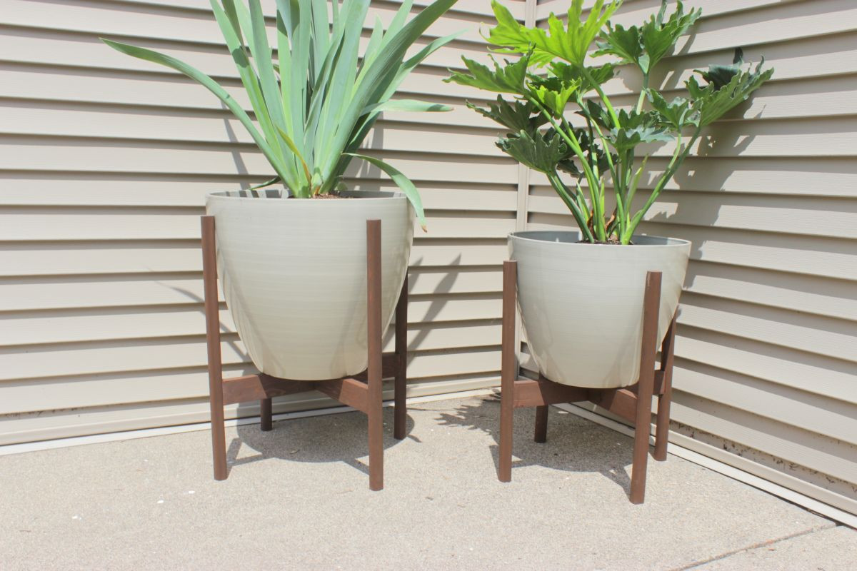 DIY Outdoor Plant Stand
 12 DIY Plant Stands That Let You Explore Your Creativity