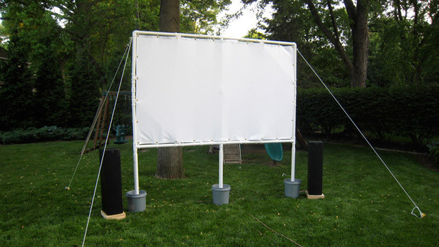 DIY Outdoor Projector
 This DIY Projector Screen Is Perfect For Backyard