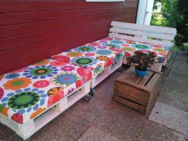 DIY Outdoor Seating
 25 Awesome Outside Seating Ideas You Can Make with