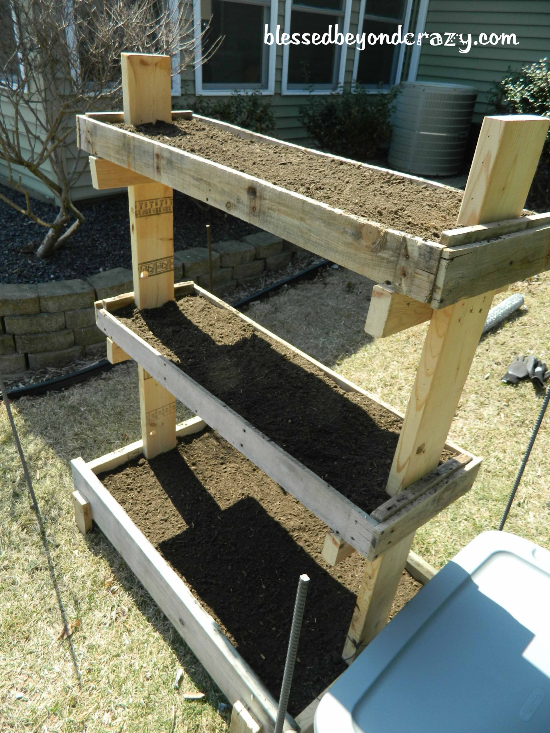 DIY Pallet Garden Box
 DIY Gardening Box