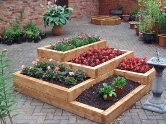 DIY Pallet Garden Box
 Build a pallet planter box perfect for cascading flowers