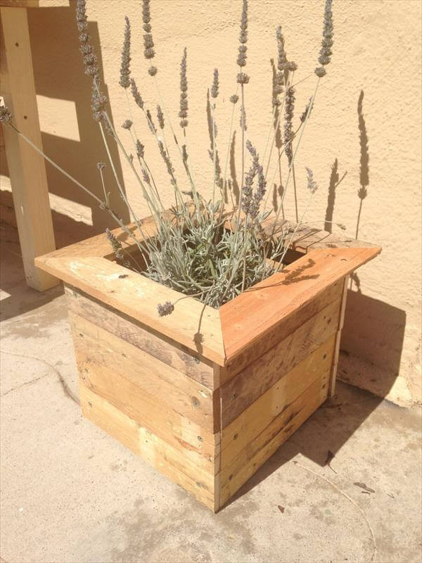 DIY Pallet Planter Box
 Recycled DIY Pallet Planter Box