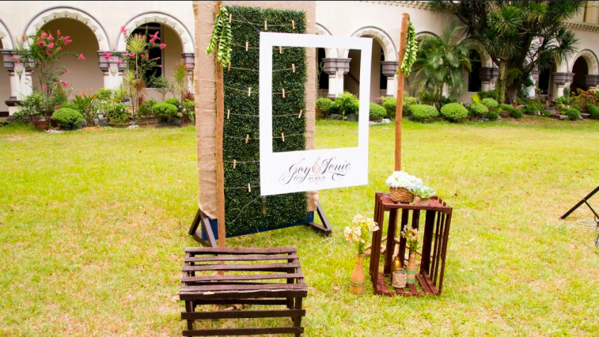 DIY Photobooth Wedding
 This DIY Chalkboard Wedding booth is the Coolest