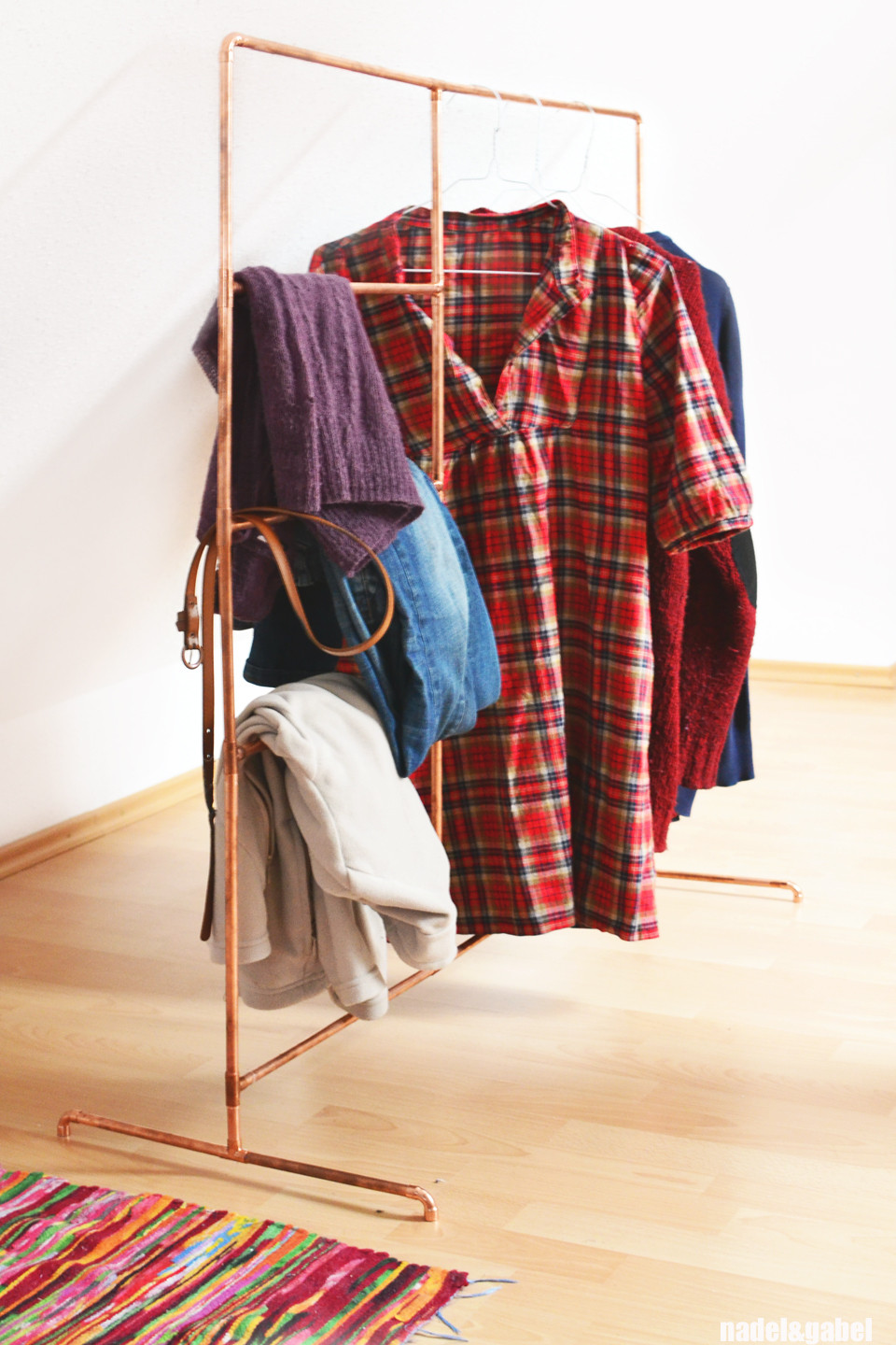 DIY Pipe Clothing Rack
 Copper – DIY clothes rack from copper pipes