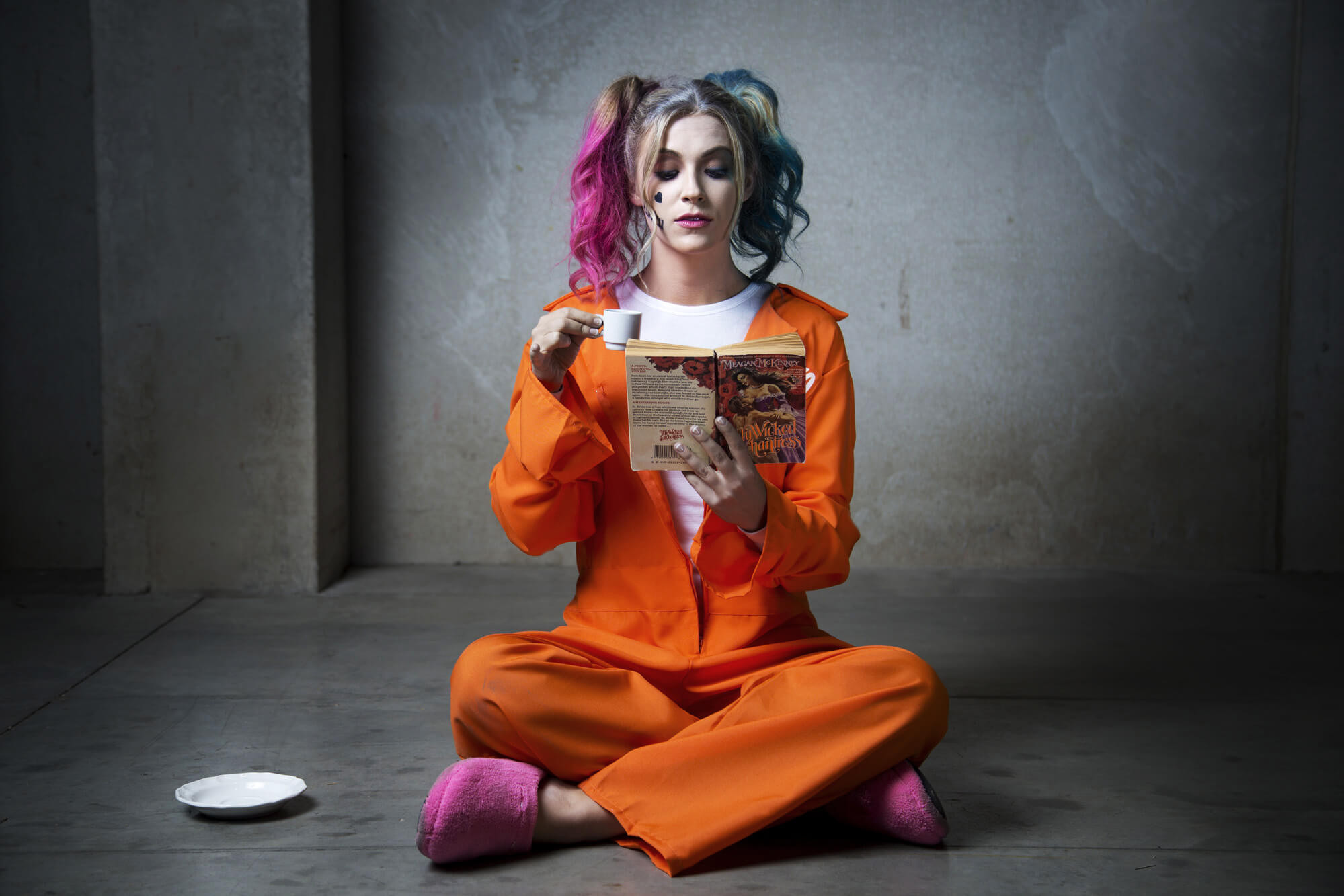 DIY Prisoner Costume
 DIY Harley Quinn Makeup & Hair Tutorial – Suicide Squad