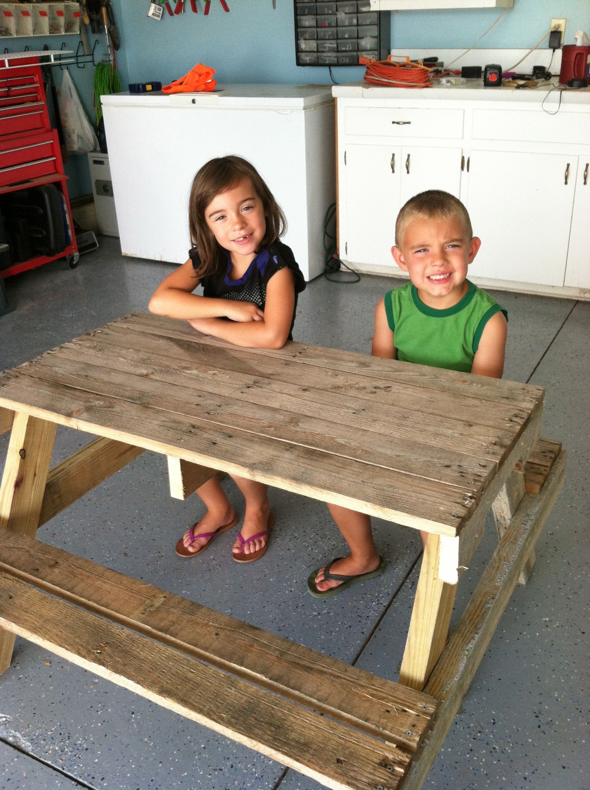 DIY Toddler Table
 DIY Kids Picnic Table from Pallet Wood