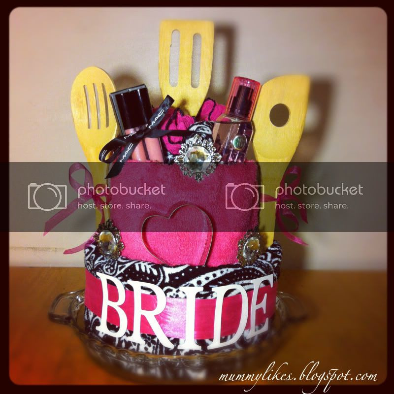 DIY Wedding Shower Gifts
 OoOo Mummy Likes DIY Bridal Shower Cake