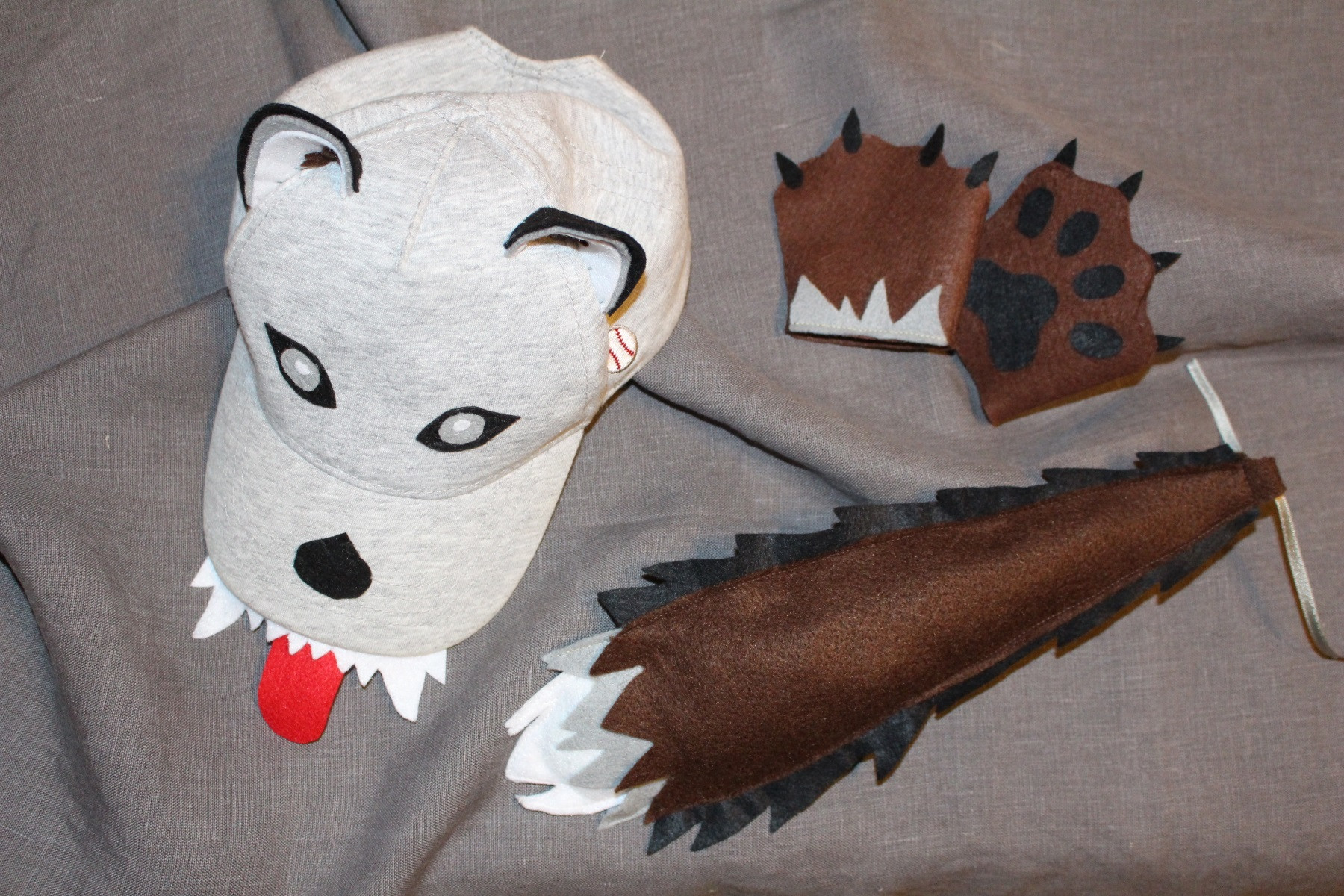 DIY Wolf Mask
 Wolf costume DIY – big and small