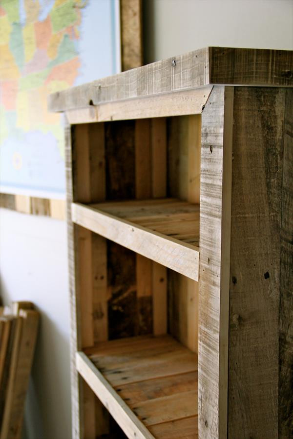 DIY Wooden Bookshelves
 DIY Recycled Pallet Bookcase