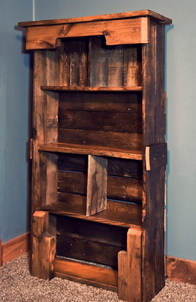DIY Wooden Bookshelves
 Wooden Pallet Bookshelf DIY