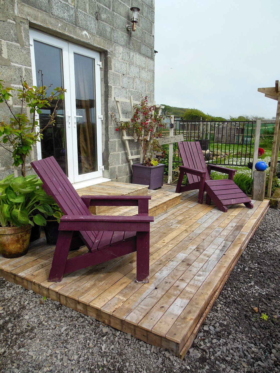 DIY Wooden Patio
 Coach House Crafting on a bud Diy pallet wood decking