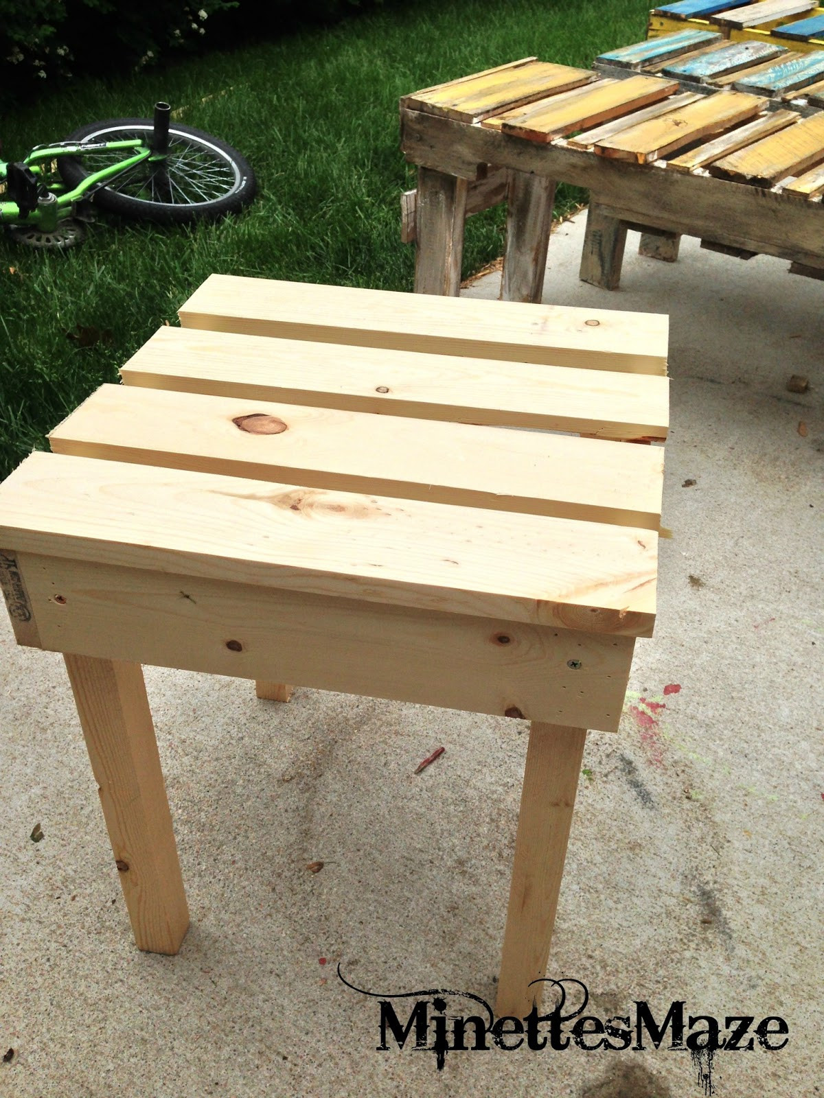 Easy DIY Outdoor Table
 MinettesMaze DIY Patio Table