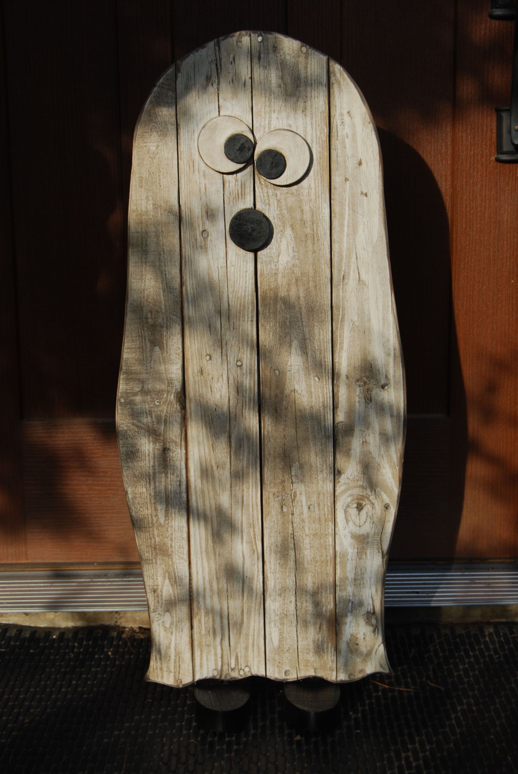 Fall Wooden Craft Ideas
 Scary Ghost made from pallet wood Has little black shoes