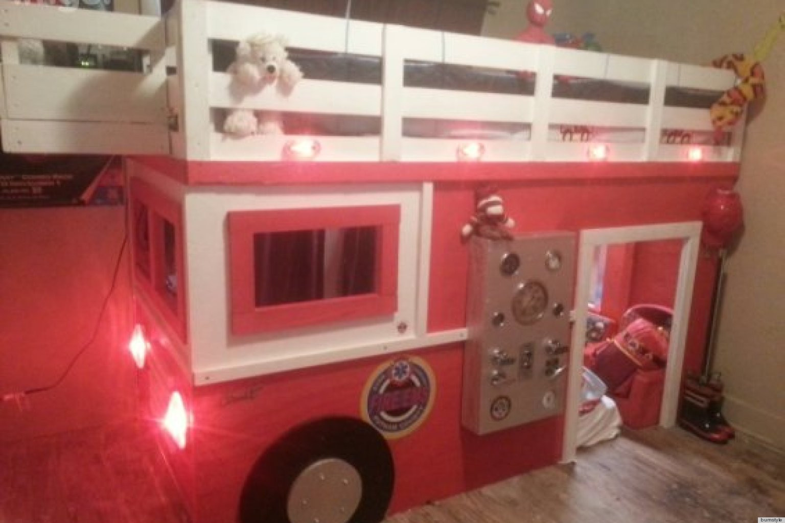 Fire Truck Kids Bedroom
 Firefighter Dad Builds Realistic DIY Firetruck Bed For His