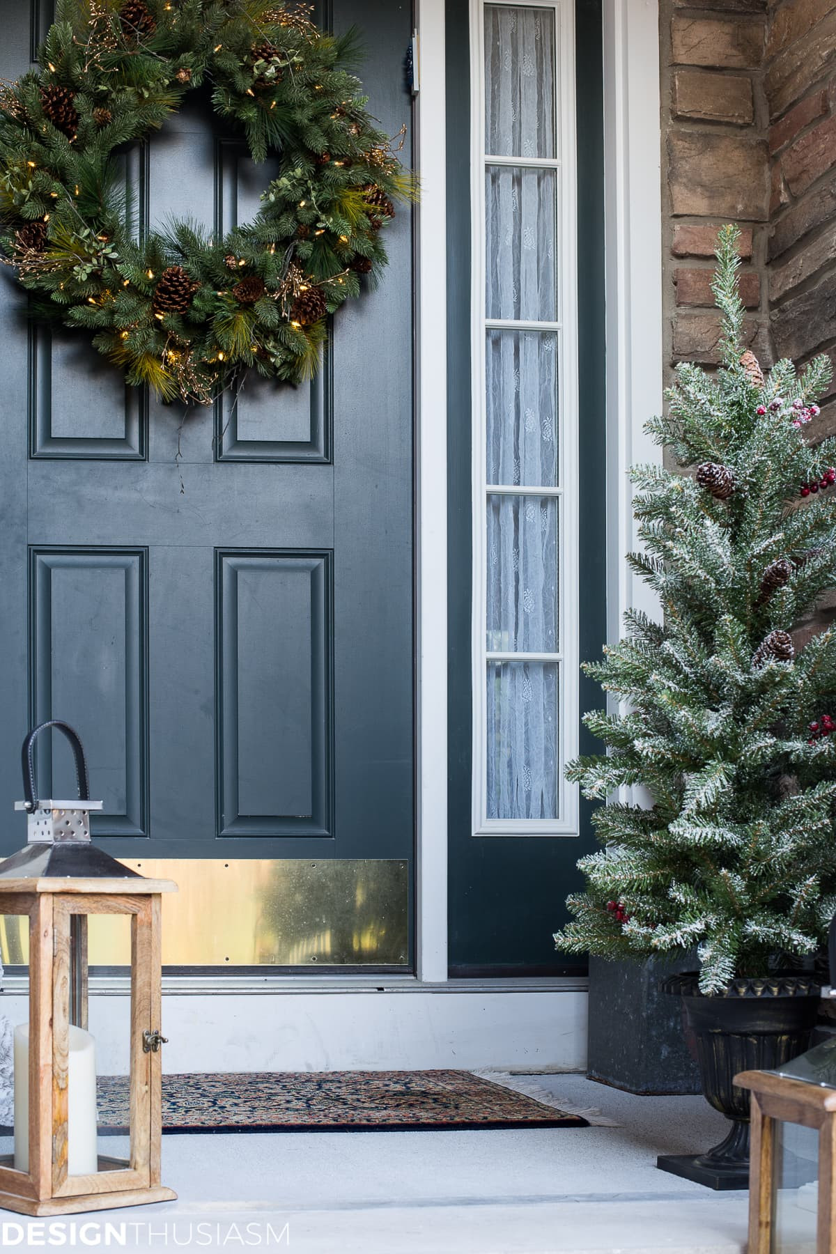Front Porch Christmas Ideas
 Easy Outdoor Christmas Decorating Ideas for a Tiny Front Porch