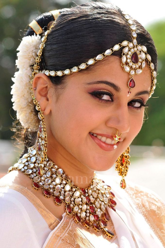 Hairstyle For Indian Brides
 Simple trending South Indian bride hairstyle to try on