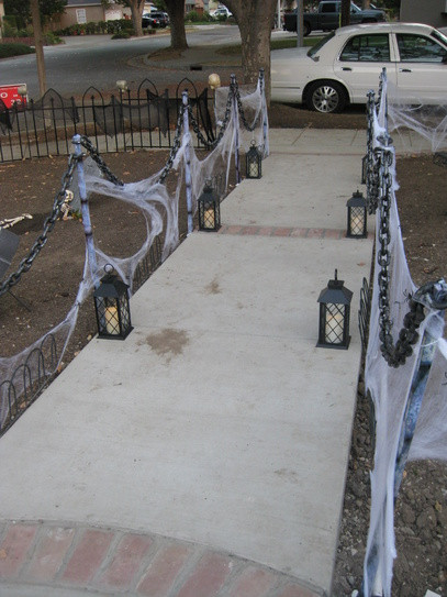 Halloween Fence Decorations
 60 Awesome Outdoor Halloween Party Ideas DigsDigs