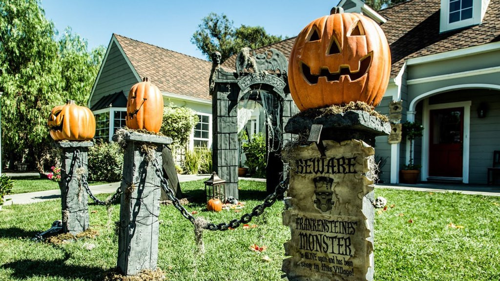 Halloween Fence Decorations
 51 Outdoor Halloween Decorations Ideas Do It Yourself